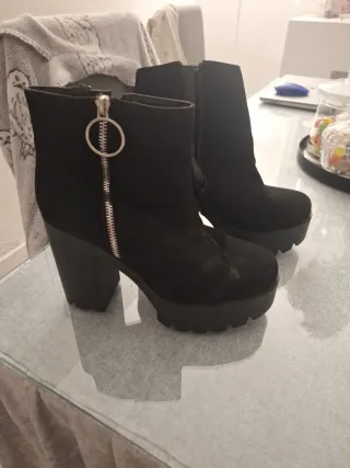 Botines negros con cremallera y plataforma