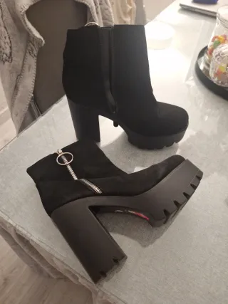 Botines negros con cremallera y plataforma