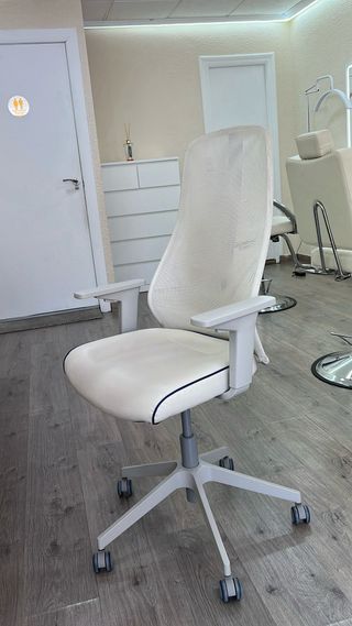 Silla de oficina IKEA blanca y azul