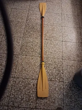 Remo de piragua amarillo