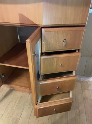 Mueble de baño de madera con puertas de cristal.