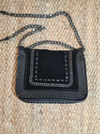 Bolso piel negro con cadena
