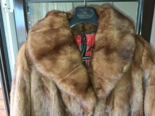 Abrigo piel sintética marrón