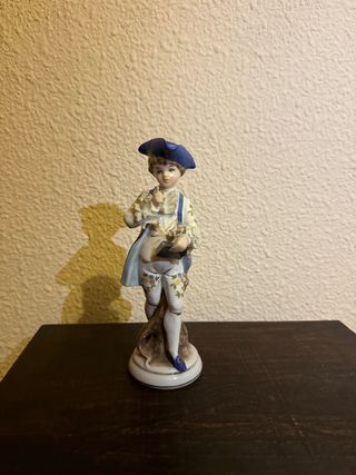 Figura de porcelana niño con sombrero