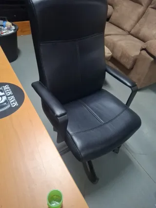 Silla de oficina giratoria negra