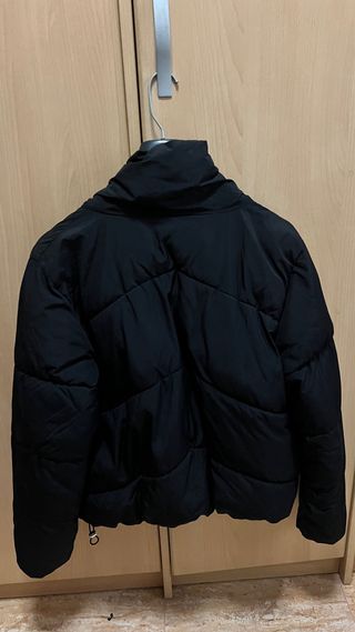 Chaquetón corto acolchado Bershka negro