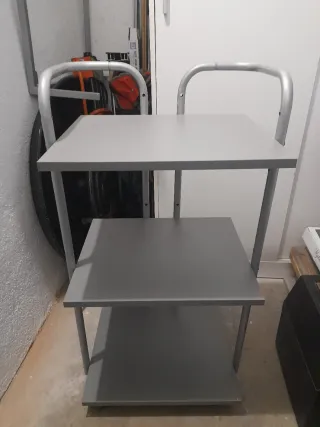 Estantería gris con ruedas