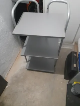 Estantería gris con ruedas