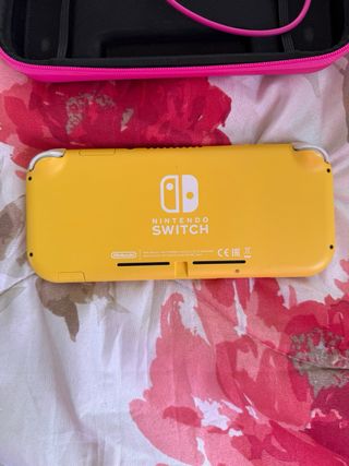 Nintendo Switch Lite Giallo + Custodia Rosa