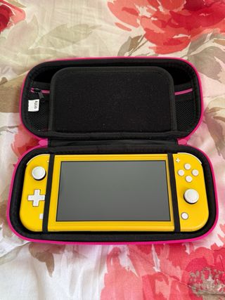 Nintendo Switch Lite Giallo + Custodia Rosa
