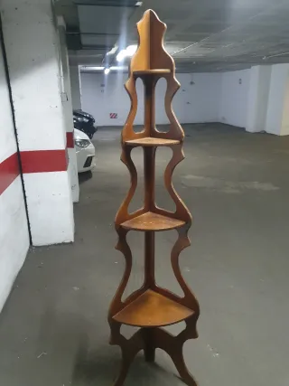 Estantería de rincón de madera
