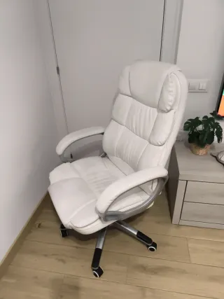 Silla de oficina ergonómica blanca