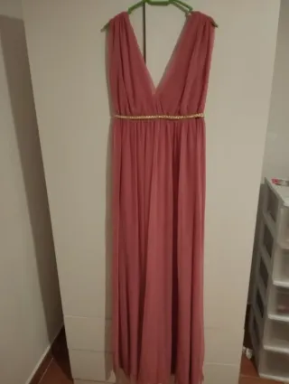 Vestido largo griego rosa con detalles dorados