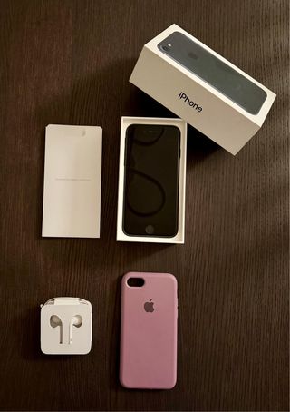 iPhone 7 Negro con funda morada y auriculares