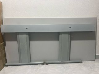 Mesa de oficina gris con cajonera
