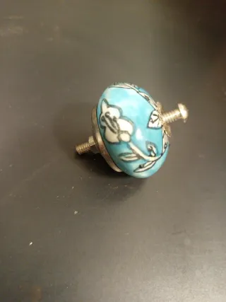 Pomo de cerámica azul con flor