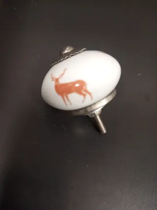 Pomo antiguo de cerámica con diseño