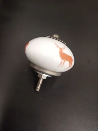 Pomo antiguo de cerámica con diseño