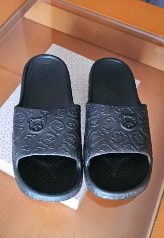 Chanclas negras oso