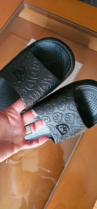 Chanclas negras oso
