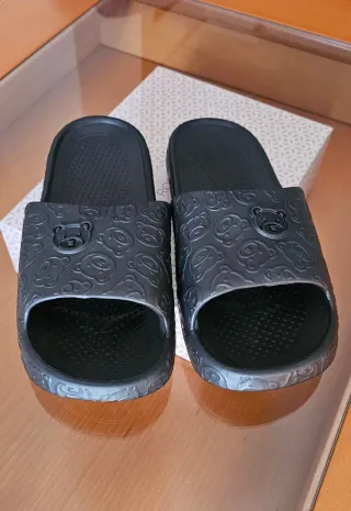 Chanclas negras oso