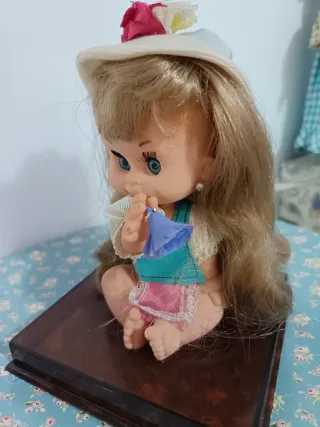 Bambola vintage con cappello e fiori