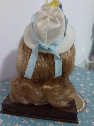 Bambola vintage con cappello e fiori