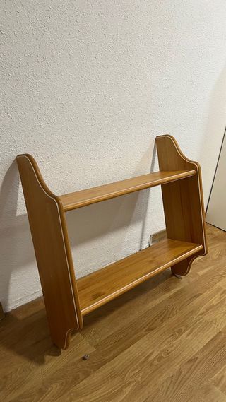 Estantería de madera de pino maciza.