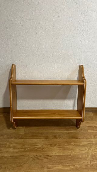 Estantería de madera de pino maciza.