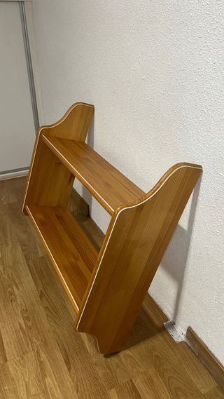 Estantería de madera de pino maciza.