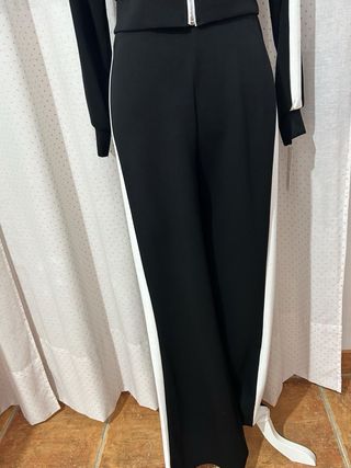 Conjunto deportivo negro y blanco