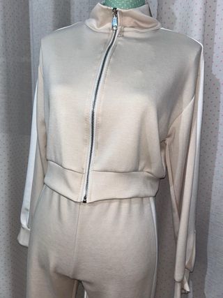 Conjunto deportivo negro y blanco