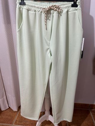 Conjunto deportivo negro y blanco