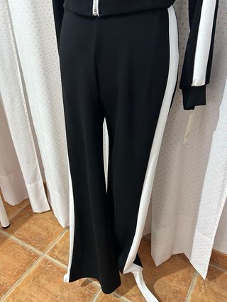 Conjunto deportivo negro y blanco