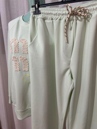 Conjunto deportivo negro y blanco