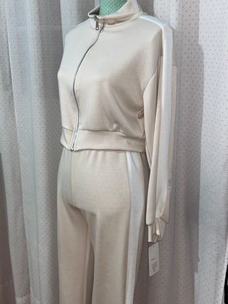 Conjunto deportivo negro y blanco