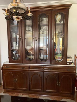 Mueble vitrina de madera con detalles