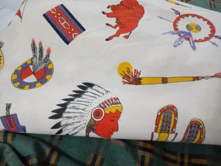 Tela con diseño de indios y plumas