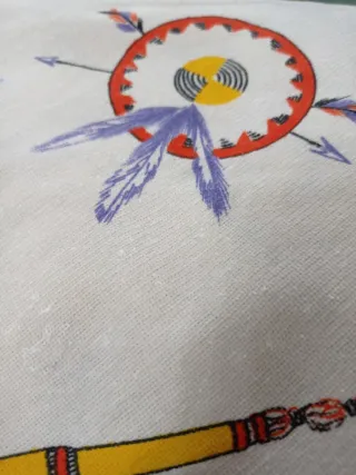 Tela con diseño de indios y plumas