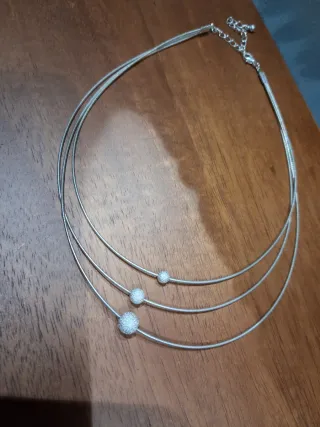 Collar plateado con cuentas.