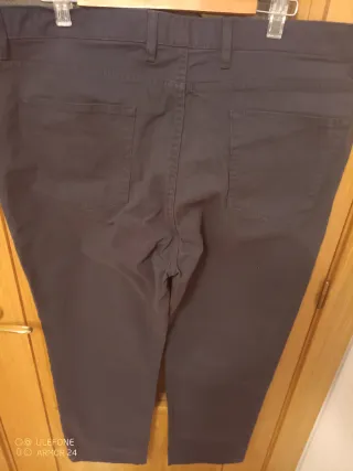 Pantalones Amazon Essentials Gris