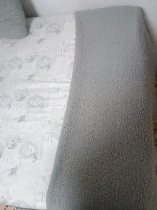 Colcha gris y blanca con manta y cojines cama  1.9