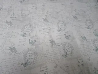 Colcha gris y blanca con manta y cojines cama  1.9