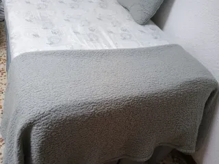 Colcha gris y blanca con manta y cojines cama  1.9