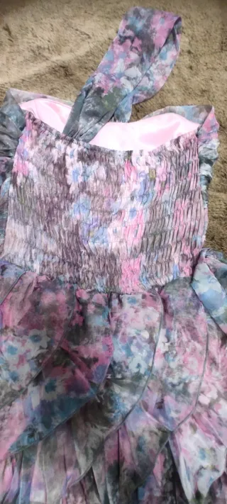Vestido de fiesta con volantes