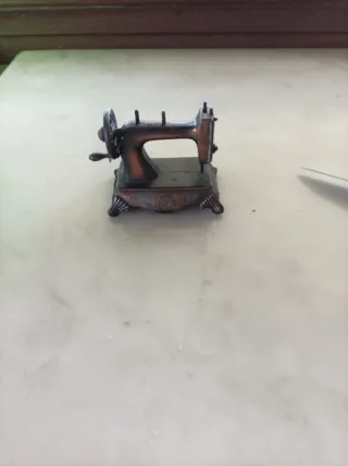 Sacapuntas Máquina de Coser Antigua Colección