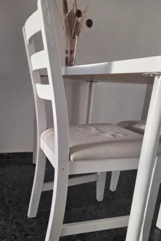 Mesa y 2 sillas comedor blancas