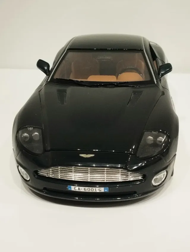 Coche escala 1/18 Aston Martin Vanquish