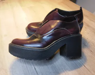 Zapatos charol, con plataforma color burdeos t.36