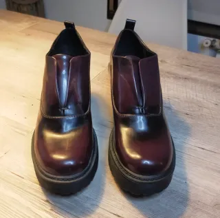Zapatos charol, con plataforma color burdeos t.36
